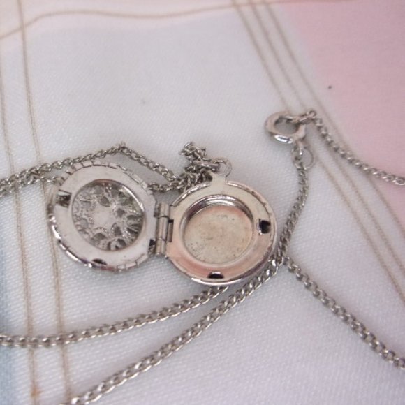 Small Silver Tone Cut Work Locket Necklace 16" L - Picture 6 of 7